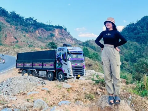 Chân dung nữ tài xế trẻ đẹp lái xe tải chở hàng cứu trợ miễn phí cho miền Trung
