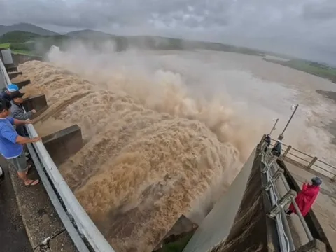 Thủ tướng yêu cầu đánh giá nguyên nhân ngập lụt, rà soát việc vận hành hồ thủy điện