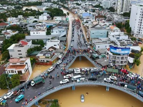 Mưa lũ đồng loạt phá kỷ lục ở miền Trung: Điều gì đang xảy ra?