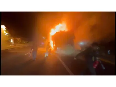 Xe khách cháy trơ khung trên đường cao tốc TP HCM - Trung Lương