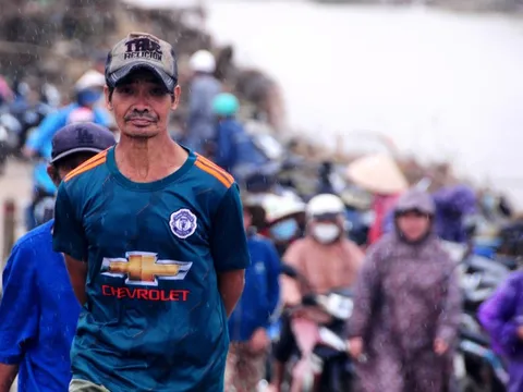 Người dân ven sông Kỳ Lộ nối hàng dài nhận hàng cứu trợ