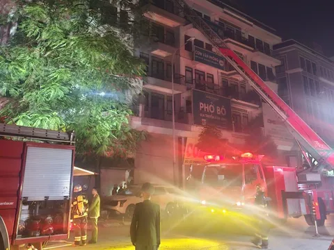 Cứu 5 người kẹt trong căn nhà cháy lúc rạng sáng