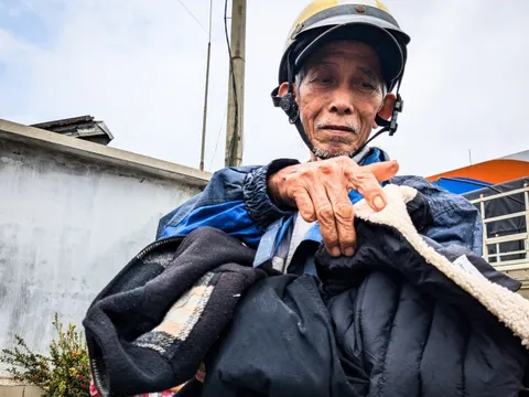 Người dân tâm lũ đang cần quần áo ấm như cơm ăn, nước uống