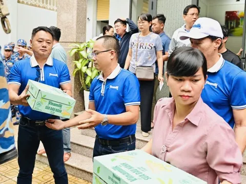 Vinamilk hỗ trợ 48 tấn sản phẩm đến bà con vùng lũ miền Trung