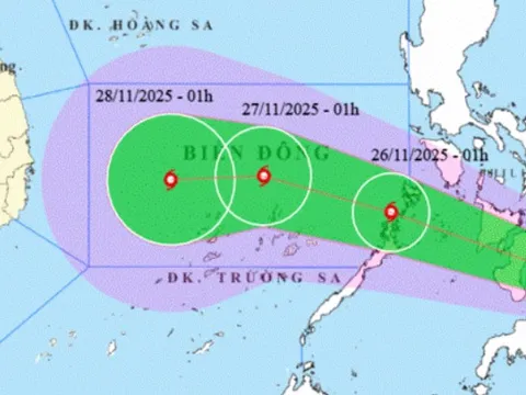 Áp thấp nhiệt đới sau khi vào Biển Đông khả năng mạnh lên thành bão, hướng vào Nam Trung Bộ