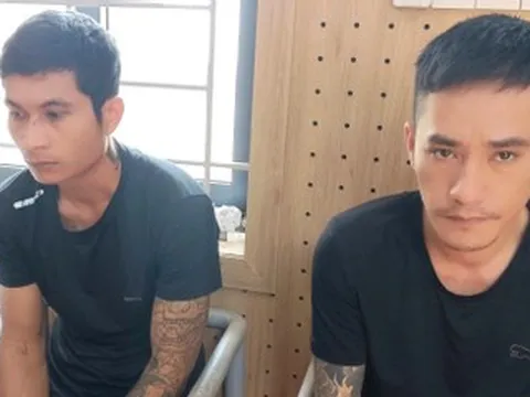 Ba người đàn ông xịt hơi cay, xích chân nữ nhân viên quán karaoke