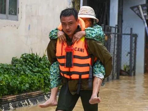 Bộ đội xuyên đêm cứu dân, dọn bùn sau trận lũ lịch sử ở Khánh Hòa