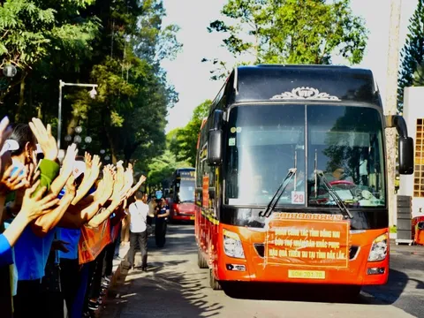 Toàn cảnh lễ xuất quân Đồng Nai lên đường chi viện Đắk Lắk sáng 25-11