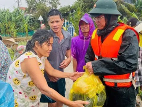 Gạo và nhu yếu phẩm kịp tới tay người dân Gia Lai, Đắk Lắk sau lũ lịch sử