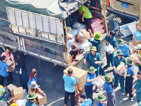 'Thấy mọi người cùng hướng về đồng bào vùng lũ, mình không còn thấy mệt nữa'