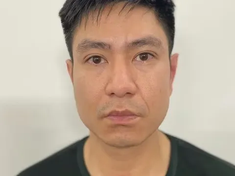 Gã trai đi ô tô và trò lừa đảo với hộp đựng "2 chiếc bánh"