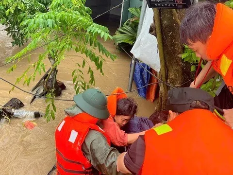 Thủ tướng: Khẩn trương chi trả bảo hiểm cho người dân, doanh nghiệp bị ảnh hưởng lũ lụt