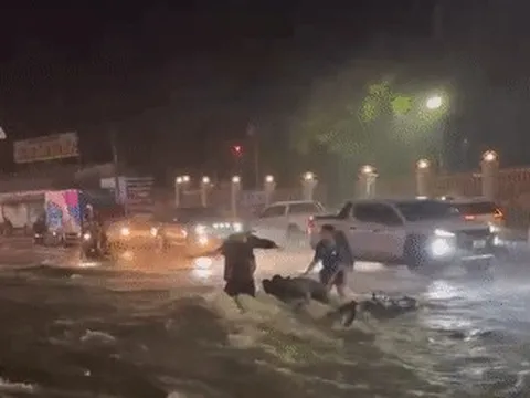 Quốc lộ ngập như 'sông', cuốn trôi cả xe máy