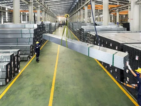 Tôn thép ổn định, giá xi măng tăng mạnh