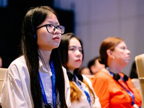 Giám đốc điều hành WEF: 'Con người không cạnh tranh, nhưng cộng tác với máy móc'