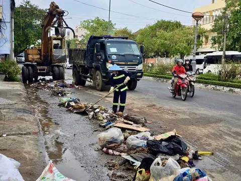 Công nhân nỗ lực dọn 15.000 tấn rác sau lũ tại khu vực nội thị Tuy Hòa