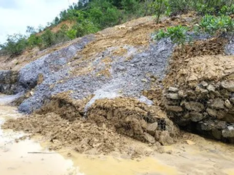 Đường vành đai gần 1.500 tỷ đồng ở Đà Nẵng sạt lở, đất đá đổ xuống sau mưa lớn