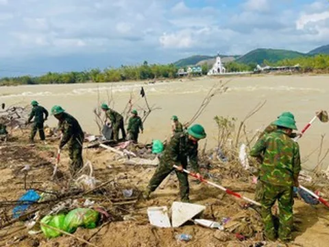 'Khi nào bà con ổn định, bộ đội mới rời đi'