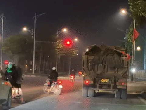 Xe tải che biển số chở hàng vượt thùng lưu thông trên đường Hà Nội