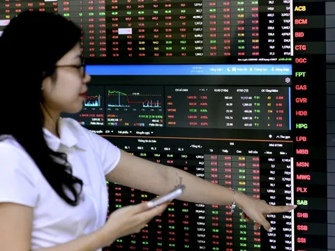 'Tân binh' tỉ USD ngành chứng khoán chào sàn lúc thị trường ảm đạm, bom tấn hay điều gì chờ đợi?