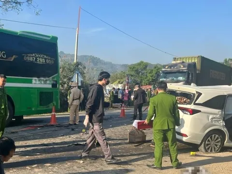 Vụ ô tô 7 chỗ đâm xe đầu kéo, 4 người chết: Tạm giữ khẩn cấp tài xế