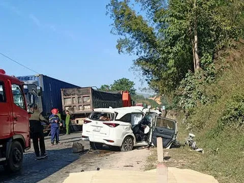 Xác định nguyên nhân vụ tai nạn ô tô 7 chỗ tông xe đầu kéo, 4 người chết