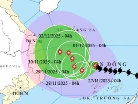 Tin mới nhất về bão số 15 Koto: Bắt đầu di chuyển chậm lại, đổi hướng lắt léo