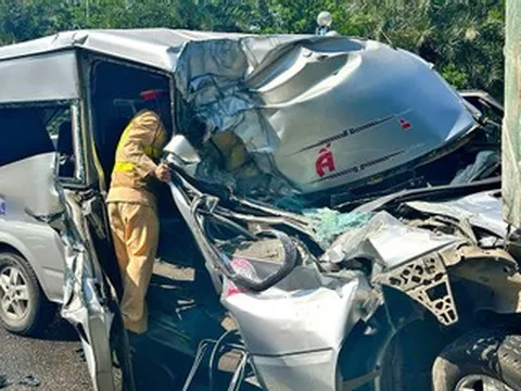 Xe khách bị xé toạc sườn sau cú tông liên hoàn ở Hà Nội, người phụ nữ mắc kẹt