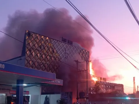 Lửa cháy ngùn ngụt trong quán bar ở Đồng Nai