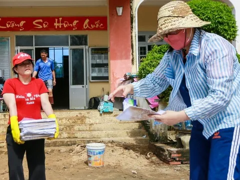 Đi lại khó khăn vẫn tìm đến Tuổi Trẻ ủng hộ đồng bào miền Trung mới thấy 'nhẹ lòng'