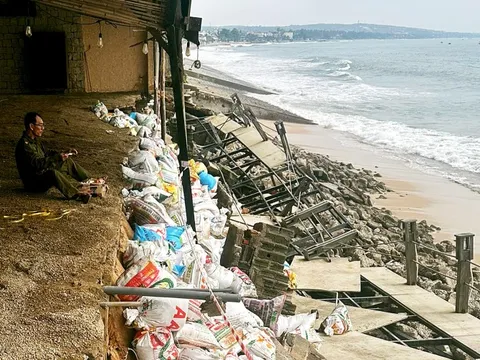 Mũi Né tạm dừng kinh doanh ăn uống tại bờ kè do sóng to, sạt lở