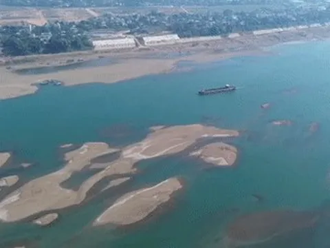 Sông Đà cạn nước, lộ cảnh hiếm gặp ở hạ lưu thủy điện Hòa Bình