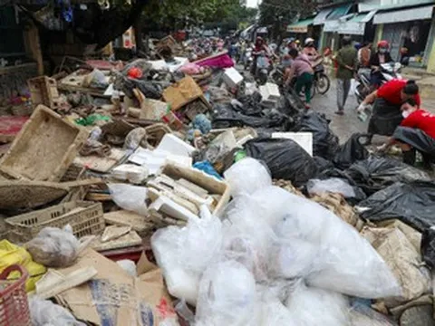 Cảnh tượng ngổn ngang ở Tây Nha Trang sau khi lũ càn quét