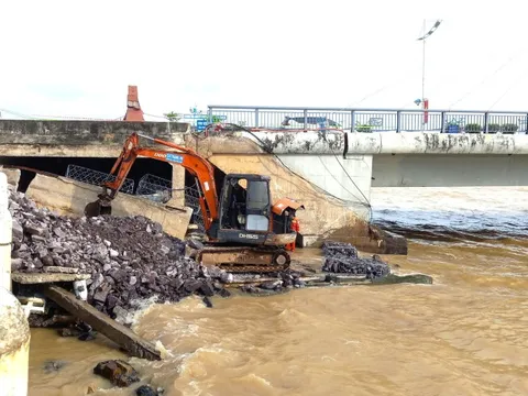 Cấm xe tải trên 2,5 tấn, xe khách trên 16 chỗ qua cầu Trần Phú Nha Trang do sạt lở mố cầu