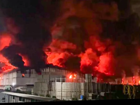 Cháy lớn trong đêm tại công ty sản xuất bỉm, cột khói bốc cao hàng chục mét ở Bắc Ninh