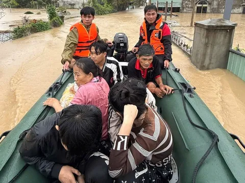 Nghĩa đồng bào - Kỳ 3: Lũ ngập nhà, người Huế vẫn đi cứu đồng bào