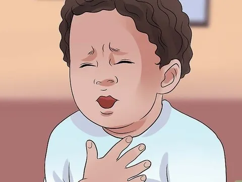 Xem điện thoại trong khi ăn, bé gái 13 tuổi suýt nguy kịch