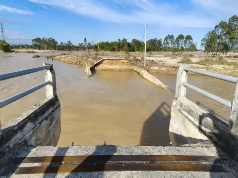 Cầu nối qua phố cổ Hội An bị xé sau lũ lịch sử, Đà Nẵng lệnh xây dựng khẩn cấp