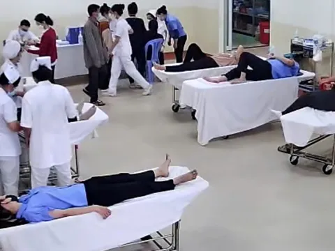 79 công nhân và học sinh ở TP.HCM nhập viện nghi ngộ độc thực phẩm, có 2 ca sốc phản vệ