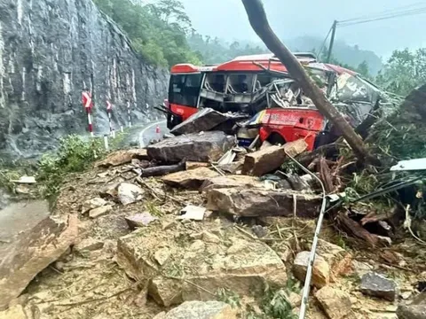 Thủ tướng Chính phủ yêu cầu khẩn trương nhất đưa các nạn nhân còn bị mắc kẹt ra khỏi khu vực sạt lở đèo Khánh Lê