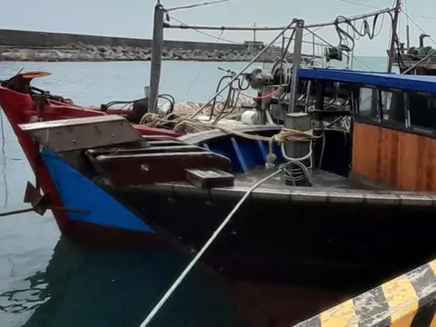 Ngư dân tiếp cận chiếc "tàu ma" trôi dạt trên biển
