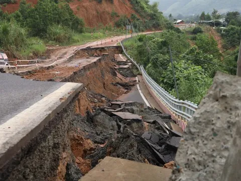 Đường đèo Khánh Lê tan nát, nhiều điểm phải nổ mìn khắc phục