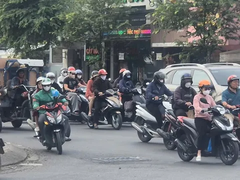 Thời tiết TPHCM se lạnh, người dân khoác áo ấm khi ra đường