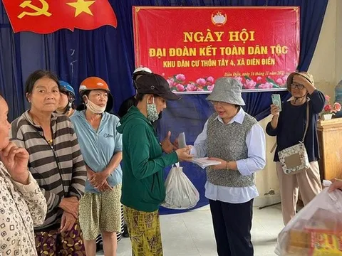 Trường THPT Đinh Tiên Hoàng ủng hộ bà con vùng lũ