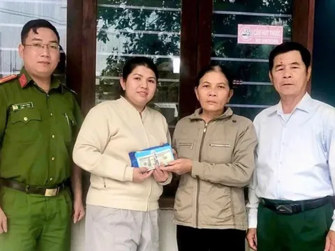 Để quên hơn 1.800 USD lẫn trong quần áo hỗ trợ người dân vùng lũ, người phụ nữ được trả lại