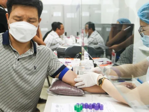 4 ngày 3 lần xét nghiệm máu: Để theo dõi bệnh hay để tăng doanh thu bệnh viện?