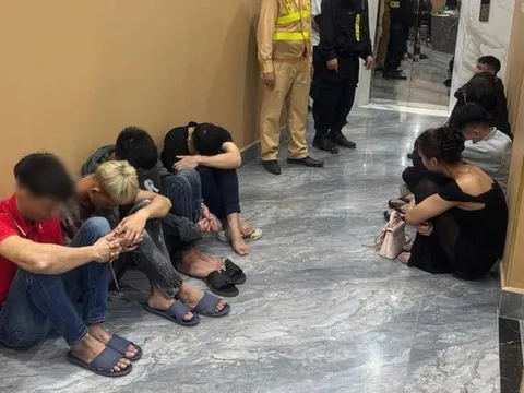 Triệt phá ổ nhóm karaoke kết hợp bán dâm