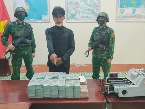 Bắt nam thanh niên vận chuyển trái phép hơn 7 tỷ đồng qua biên giới