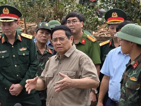 Thăm vùng rốn lũ Phú Yên, Thủ tướng chỉ đạo kỹ về việc xây nhà tránh lũ cho dân