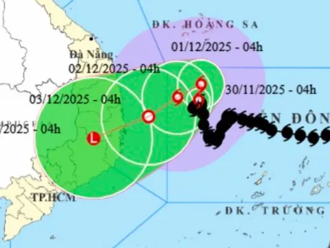 Bão số 15 giật cấp 11, "đi bộ" trên Biển Đông